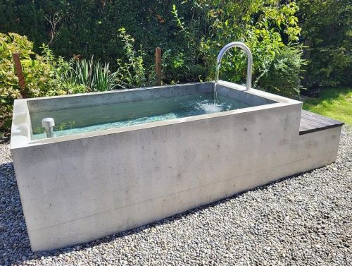 Beton Badebrunnen Modern Mit Wassereinlaufbogen, Technikraum   Holzabdeckung Bauseits
